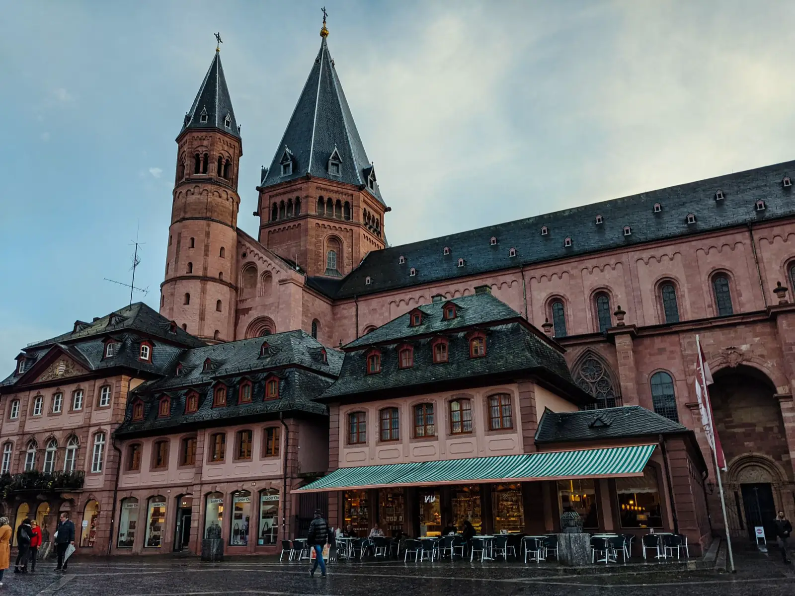 Der Mainzer Dom über den Dächern der Altstadt