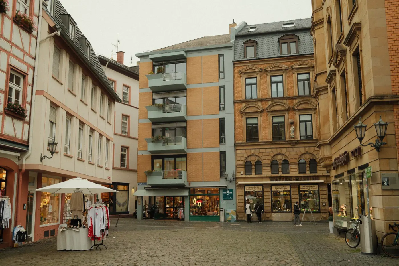 Straßenzug in Mainz mit parkenden Fahrzeugen